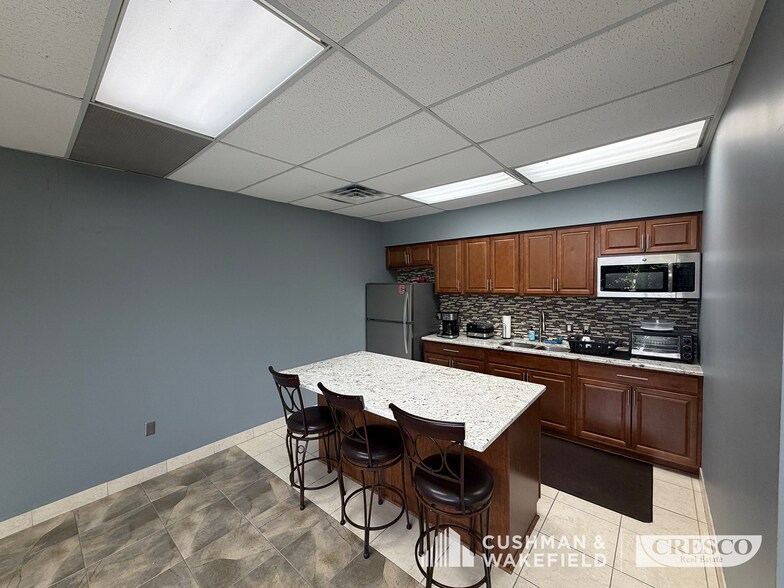 More Photos Of 16500 W Sprague Rd, Middleburg Heights Office For Sale