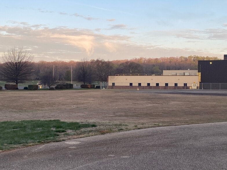 More Photos Of 134 Waupaca Dr, Etowah Manufacturing For Sale