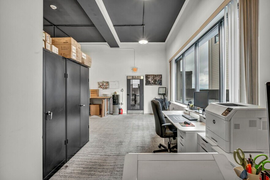 More Photos Of 3559 Bigelow Blvd, Pittsburgh Service For Sale