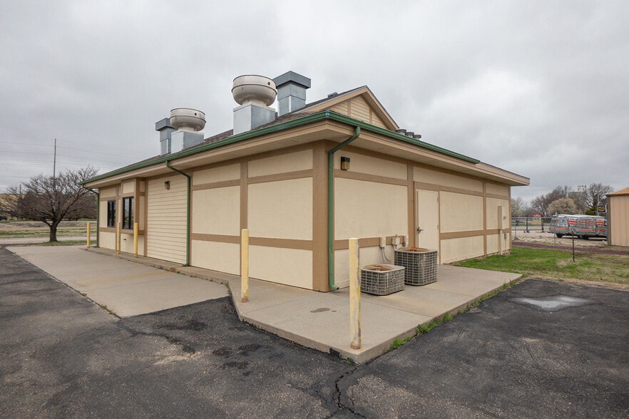 More Photos Of 520 S Ramsey Dr, Valley Center Freestanding For Sale