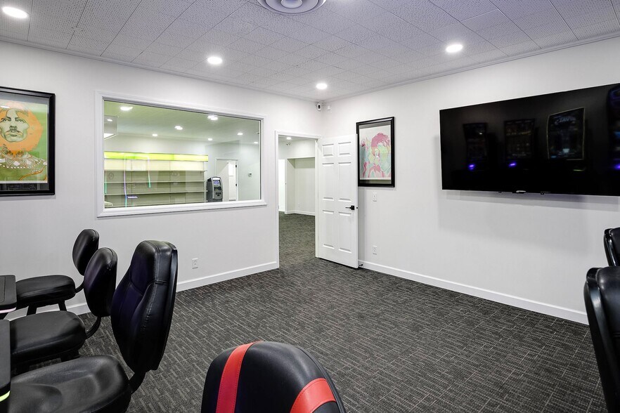More Photos Of 2502 Leavenworth St, Omaha Light Manufacturing For Lease
