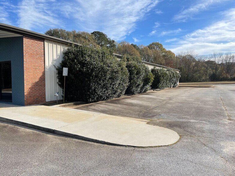 More Photos Of 160 Hampton St, McDonough Freestanding For Sale