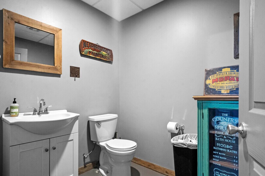 More Photos Of 11155 Hubbard Rd, Kansas City Flex For Sale