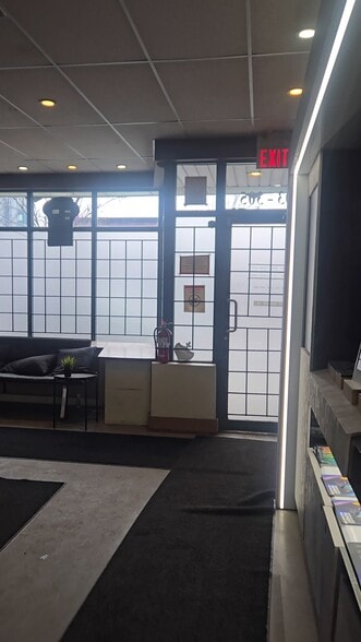 Primary Photo Of 305 10th St NW, Calgary Storefront Retail Residential For Lease