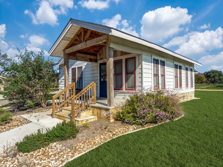 More Photos Of 1015 N School St, Boerne Office For Sale