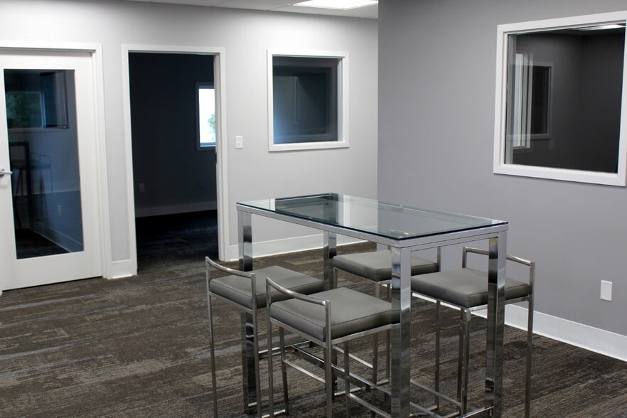 More Photos Of 112 Parker St, Newburyport Research And Development For Lease