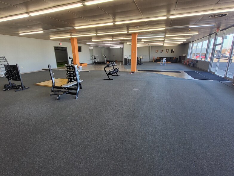 More Photos Of 1414 Interstate Loop, Bismarck General Retail For Sale