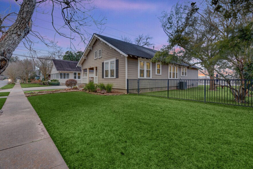 More Photos Of 206 Brooks St, Sugar Land Office Residential For Sale