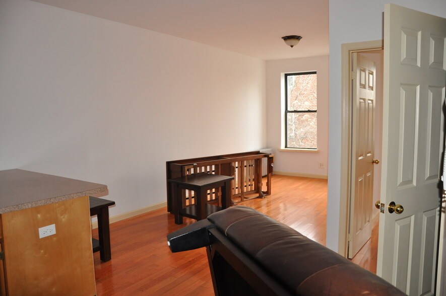 More Photos Of 5909 71st Ave, Ridgewood Restaurant For Lease