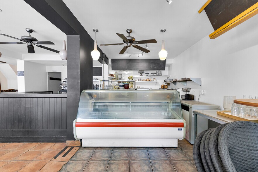 More Photos Of 5833-5837 Sherbrooke Rue O, Montréal Storefront Retail Residential For Lease