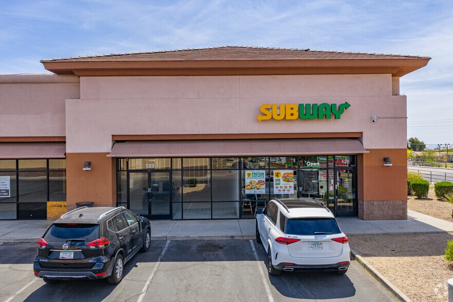 More Photos Of 1825-1855 W Greenway Rd, Phoenix Freestanding For Lease