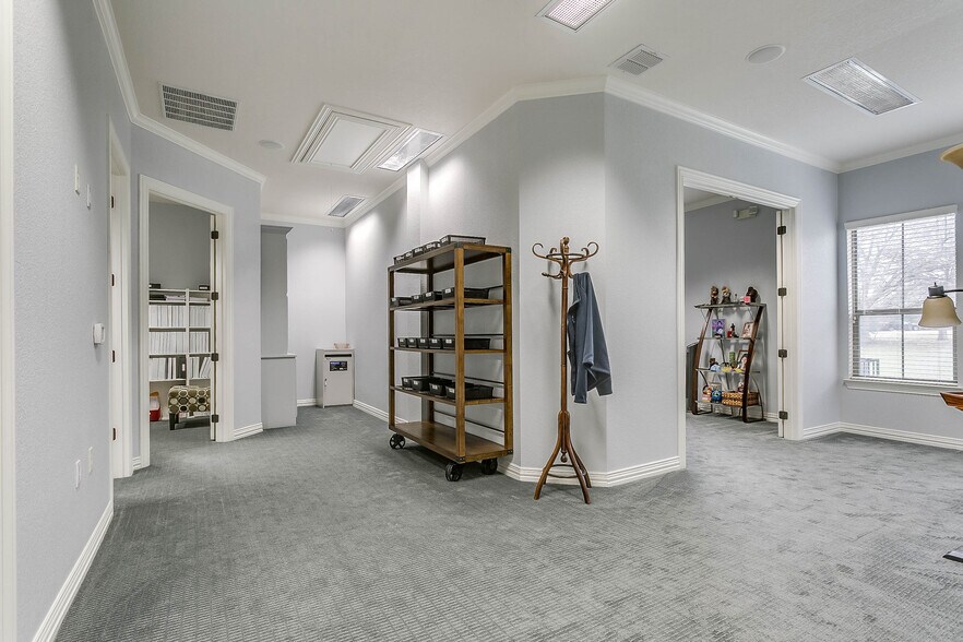 More Photos Of 7633 Bellaire Dr S, Fort Worth Medical For Sale