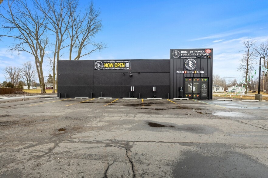 More Photos Of 3392 S Huron Rd, Bay City Storefront For Sale