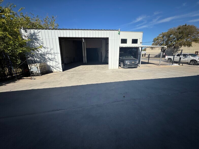 More Photos Of 11211 Ables Ln, Dallas Flex For Sale