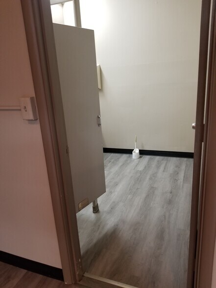 More Photos Of 49 Public Sq, Shelbyville Office For Sale