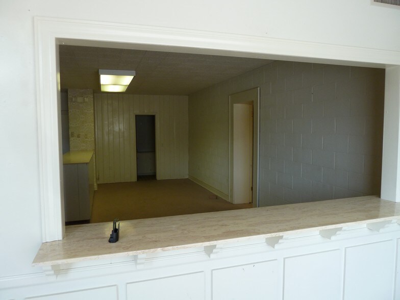 More Photos Of 910 Edgefield St, Greenwood Light Distribution For Sale