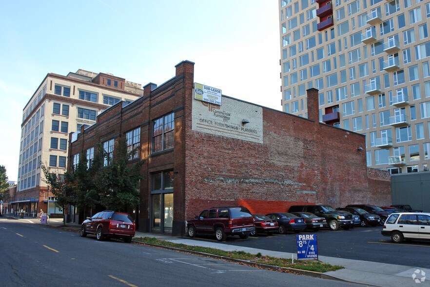 More Photos Of 904-916 NW Hoyt St, Portland Loft Creative Space For Lease