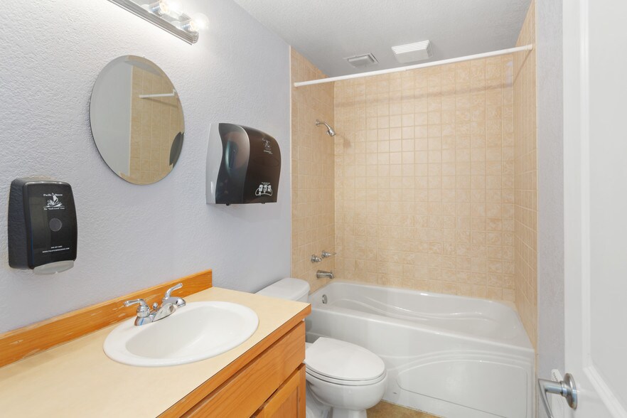 More Photos Of 5508 35th Ave NE, Seattle Loft Creative Space For Lease