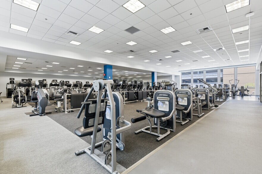 More Photos Of 24525 Town Center Dr, Valencia Parking Garage For Sale