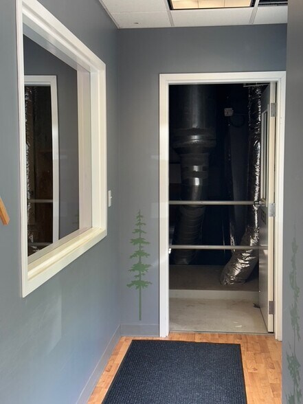 More Photos Of 160 S Turnpike Rd, Wallingford Light Distribution For Lease