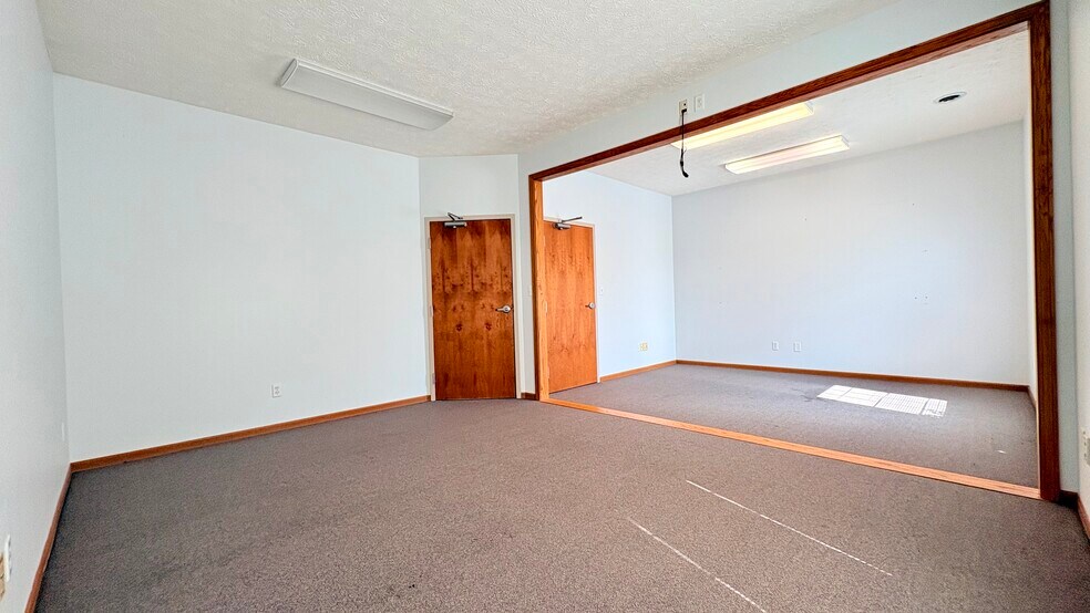 More Photos Of 1007 Mill Pond Ln, Greencastle Office For Lease