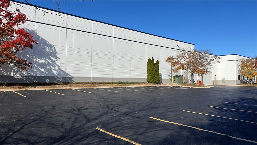More Photos Of 1290-1298 Ensell Rd, Lake Zurich Warehouse For Lease