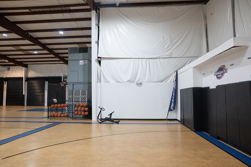 More Photos Of 9937 Race Track Rd, Tampa Manufacturing For Lease