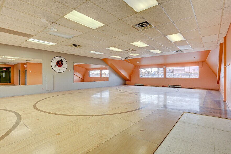 More Photos Of 100-120 Rue du Barry, Kirkland Restaurant For Lease