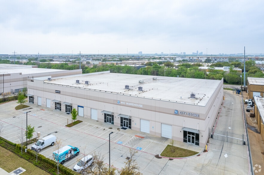 More Photos Of 10903 Shady Trl, Dallas Distribution For Lease