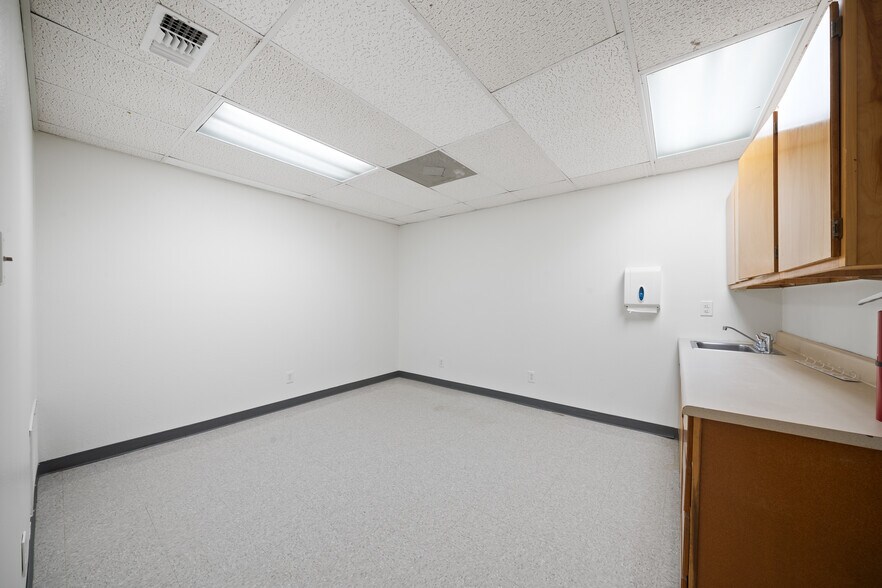 More Photos Of 19575 K St, Somerset Medical For Sale