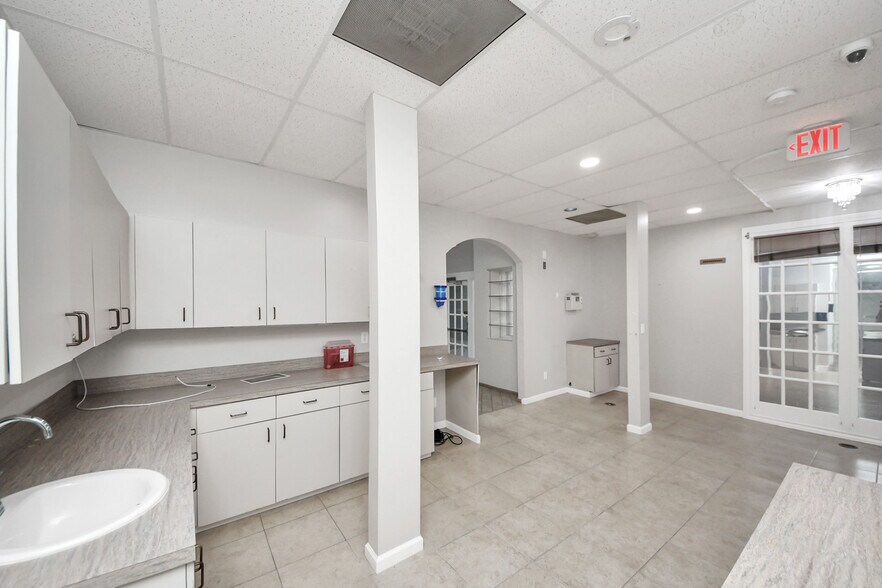 More Photos Of 926 N Wilcrest Dr, Houston Medical For Sale