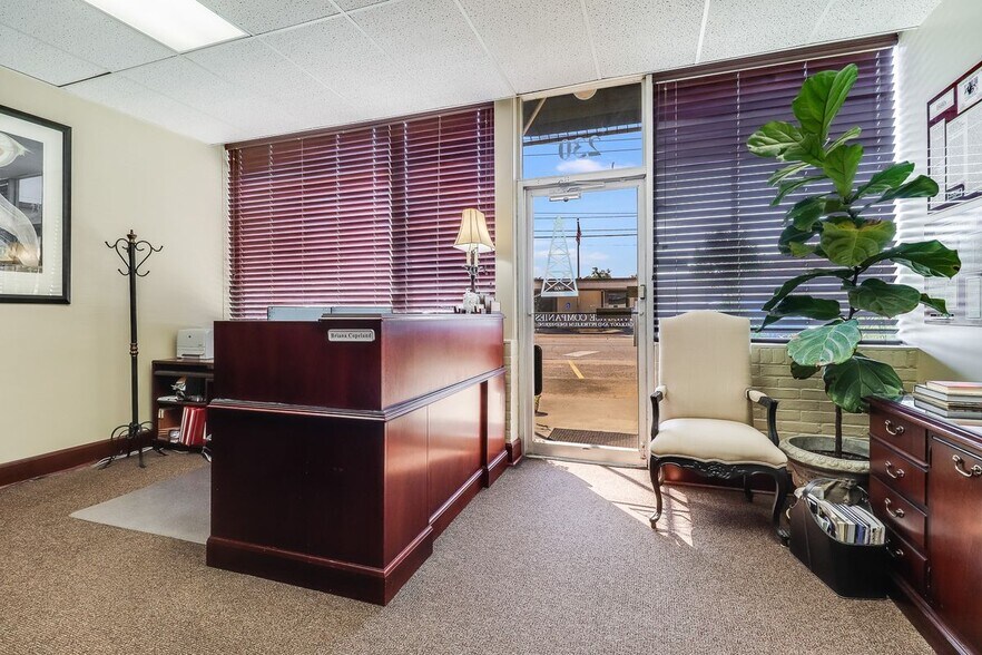 More Photos Of 230 Heymann Blvd/200 Travis st, Lafayette Office For Sale