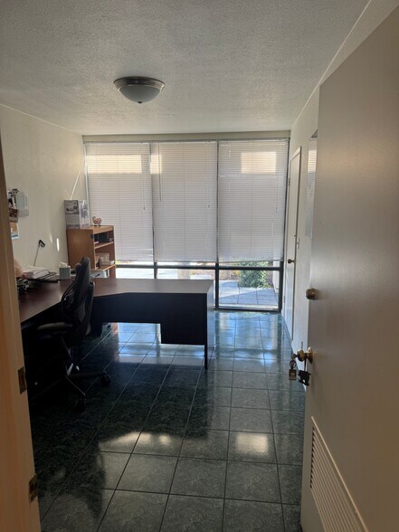 More Photos Of 711 W 17th St, Costa Mesa Light Manufacturing For Sale