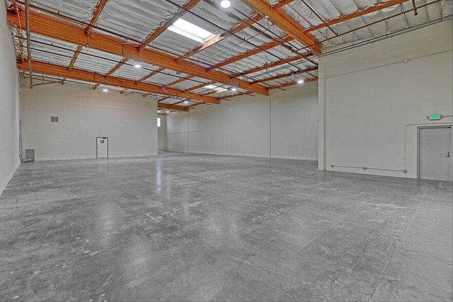 More Photos Of 4483 McGrath St, Ventura Service For Lease