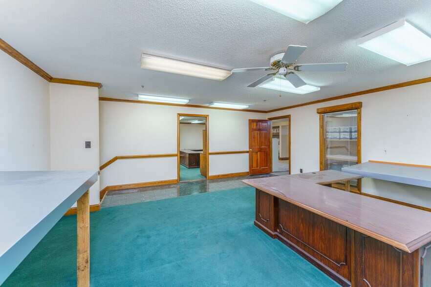 More Photos Of 1734 University Commercial Pl, Charlotte Warehouse For Lease
