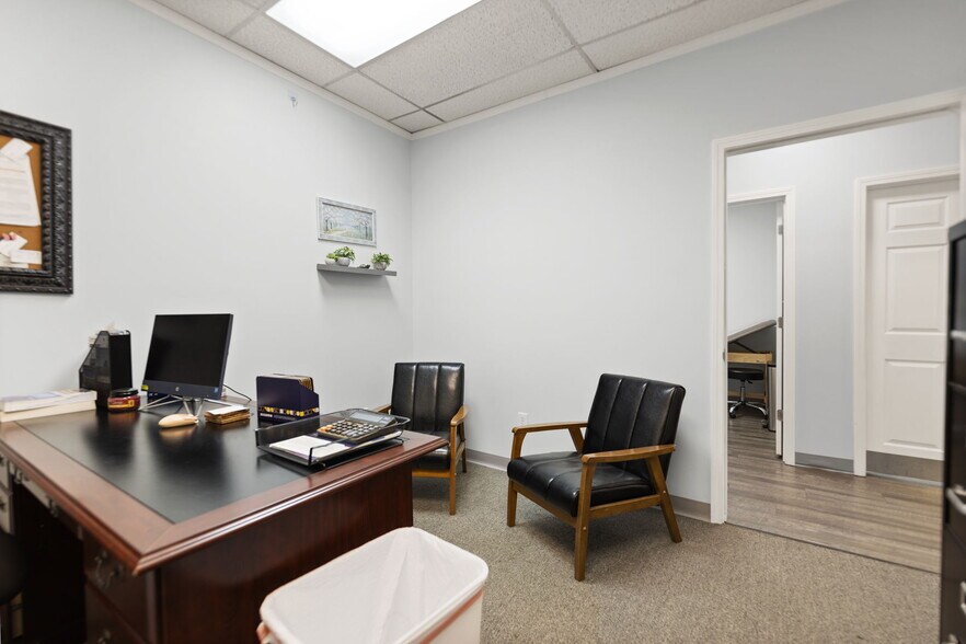 More Photos Of 725 S Main St, London Medical For Sale
