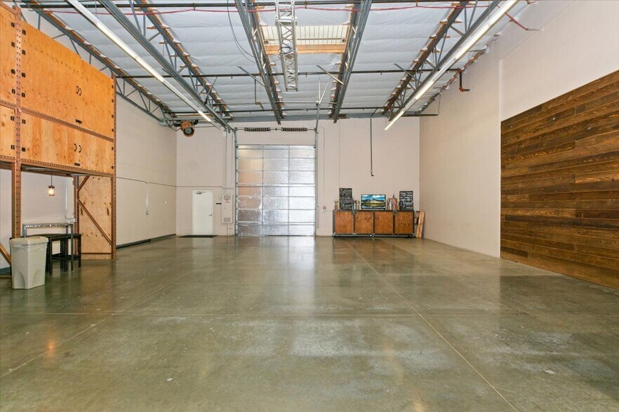 More Photos Of 7970 Cherry Ave, Fontana Showroom For Lease