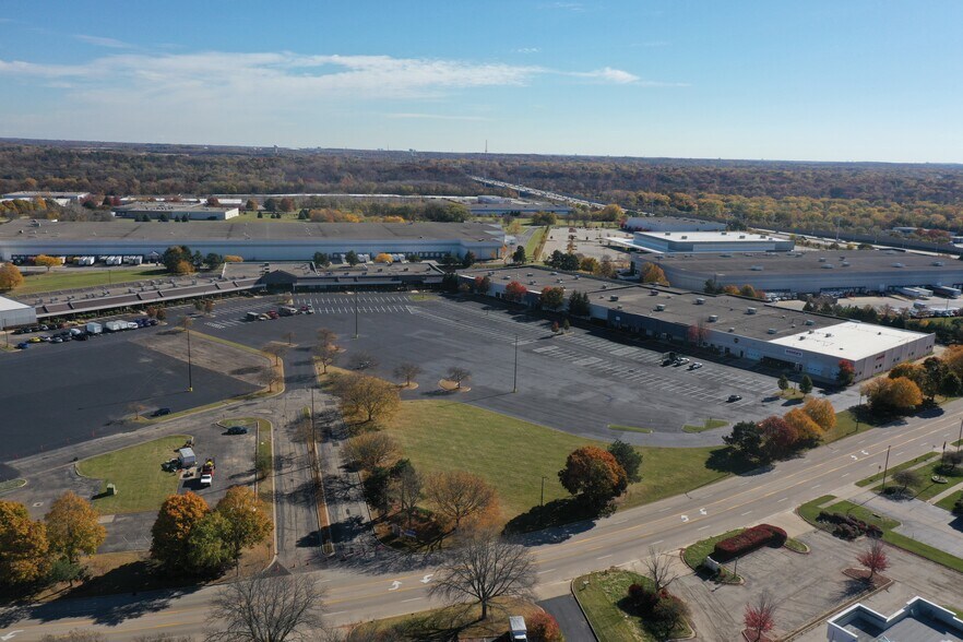 More Photos Of 400-440 Airport Rd, Elgin Warehouse For Sale