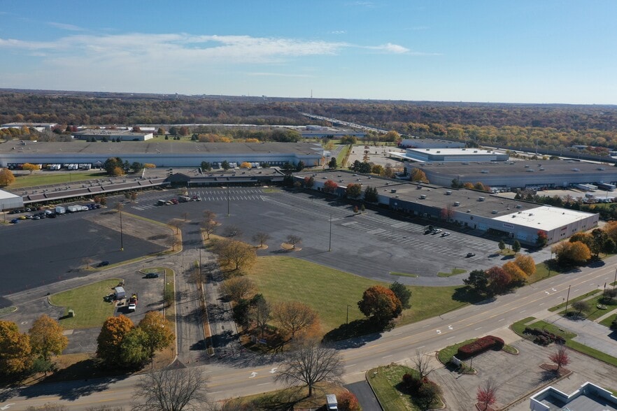 More Photos Of 400-440 Airport Rd, Elgin Warehouse For Lease