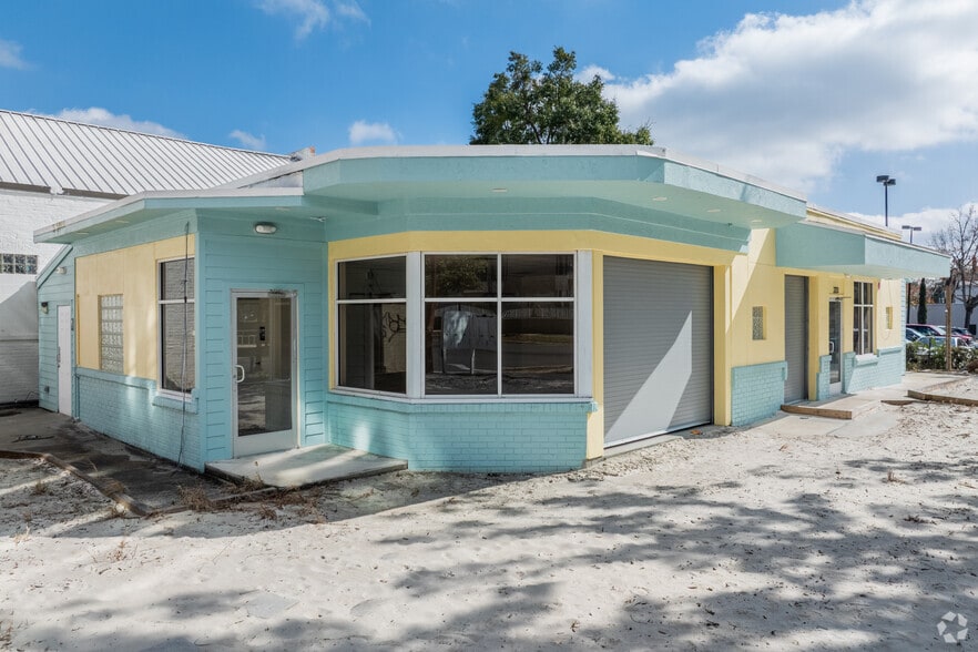 More Photos Of 223 S Main St, Gainesville Freestanding For Lease