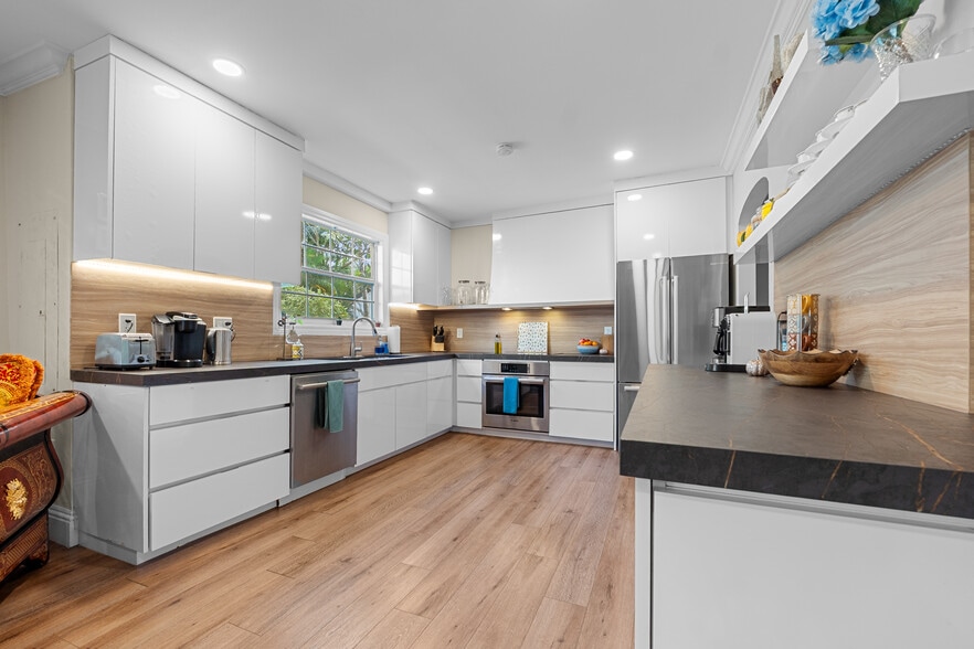 More Photos Of 1608 Lake Ave, West Palm Beach Hotel For Sale