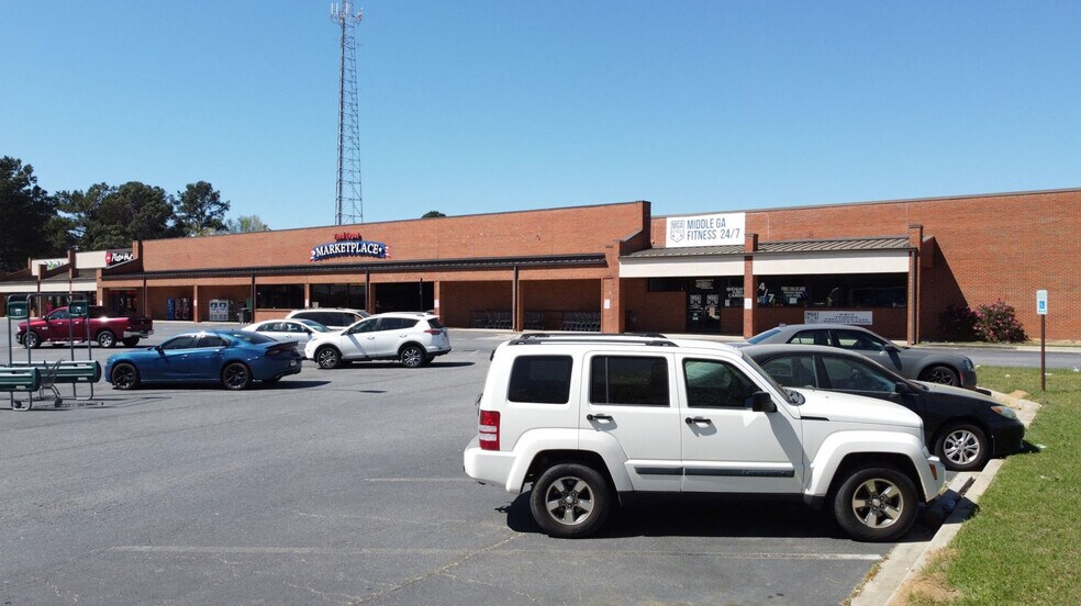 More Photos Of 140 W Dykes St, Cochran Supermarket For Lease