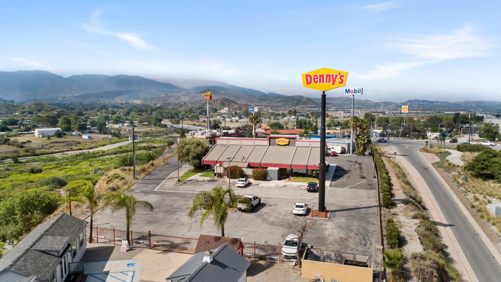 More Photos Of 16401 Delone St, Santa Clarita Restaurant For Lease