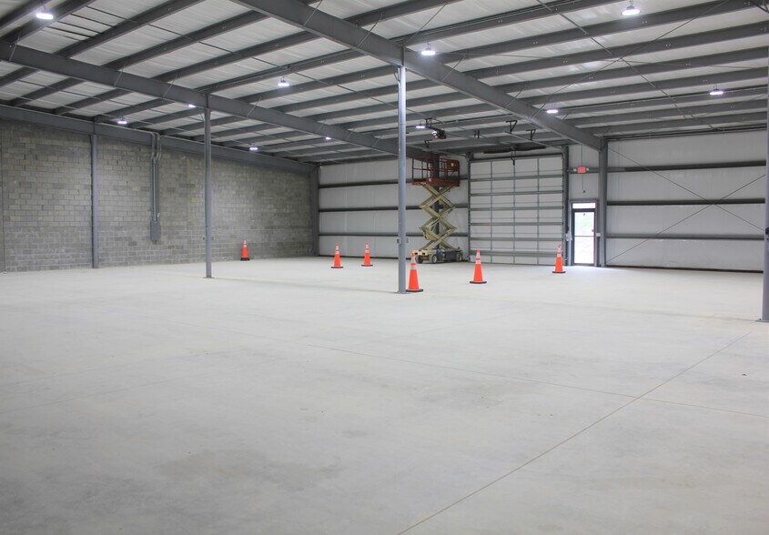More Photos Of 106 Freedom Park Dr, Hubert Warehouse For Lease