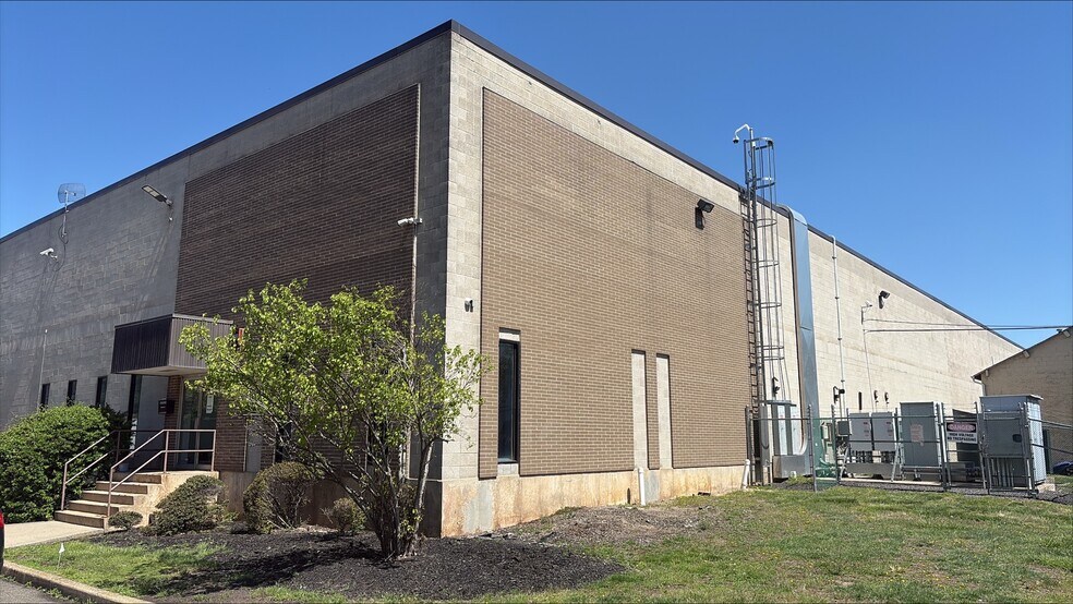 More Photos Of 110 Newfield Ave, Edison Manufacturing For Lease