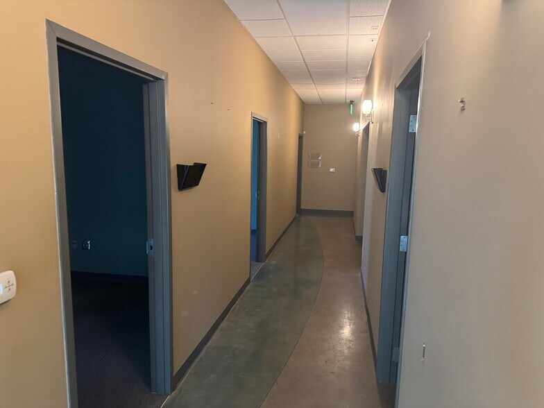 More Photos Of 5104 Forsyth Commerce Rd, Orlando Showroom For Lease