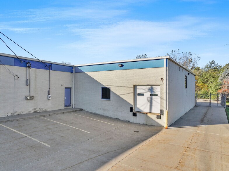 More Photos Of 4894 Neo Pky, Garfield Heights Manufacturing For Sale