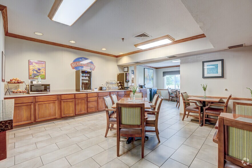 More Photos Of 2285 Washington St, Galesburg Hotel For Sale