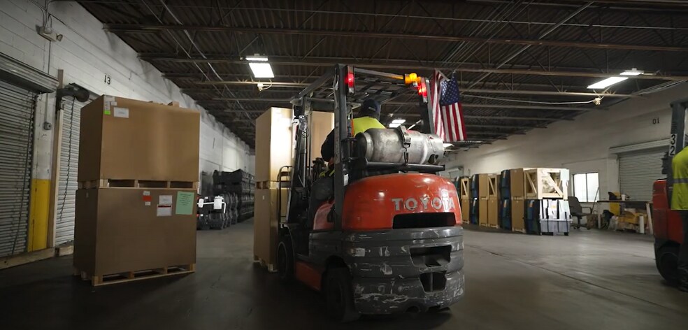 More Photos Of 9900 Harrison, Romulus Truck Terminal For Lease