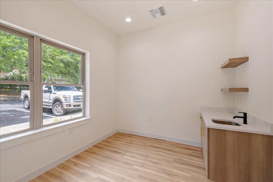 More Photos Of 2458 Mahan Dr, Tallahassee Medical For Lease